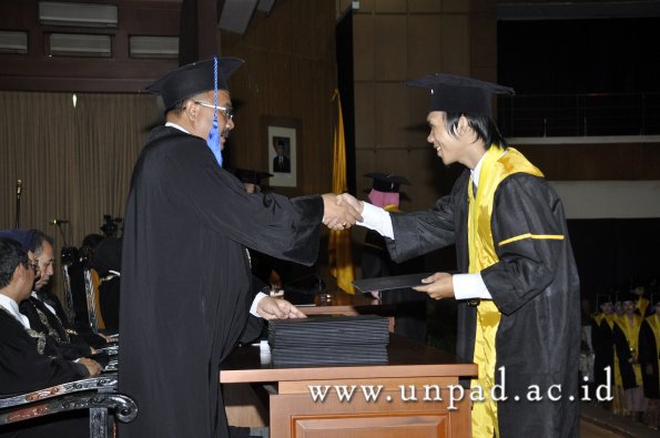 dok-humas-unpad_ilalang-foto_wisuda-gel-1-2010-2011_d3-fisip_089