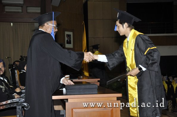 dok-humas-unpad_ilalang-foto_wisuda-gel-1-2010-2011_d3-fisip_095