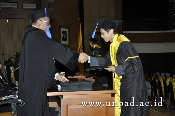 dok-humas-unpad_ilalang-foto_wisuda-gel-1-2010-2011_d3-fisip_096