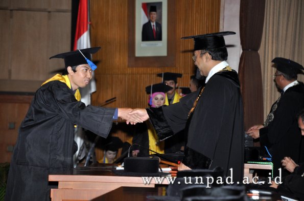 dok-humas-unpad_ilalang-foto_wisuda-gel-1-2010-2011_d3-fisip_158