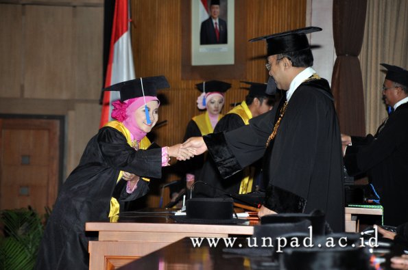 dok-humas-unpad_ilalang-foto_wisuda-gel-1-2010-2011_d3-fisip_159