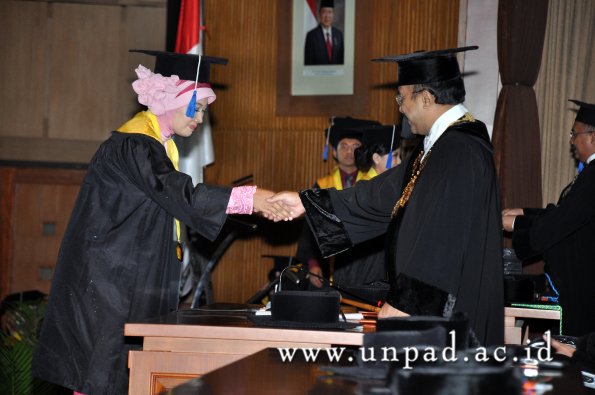 dok-humas-unpad_ilalang-foto_wisuda-gel-1-2010-2011_d3-fisip_161