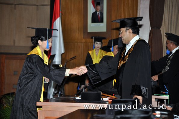 dok-humas-unpad_ilalang-foto_wisuda-gel-1-2010-2011_d3-fisip_162