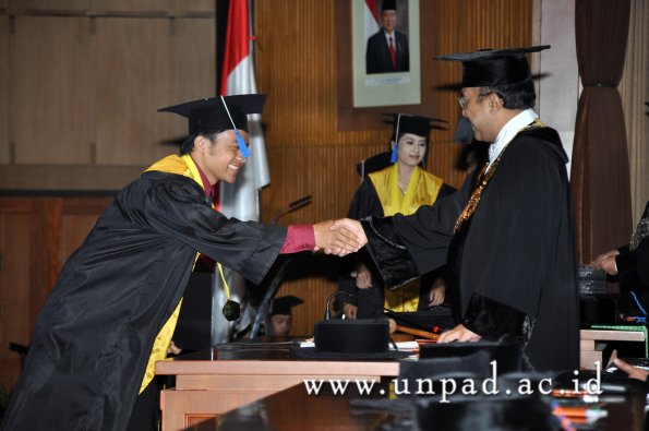 dok-humas-unpad_ilalang-foto_wisuda-gel-1-2010-2011_d3-fisip_163