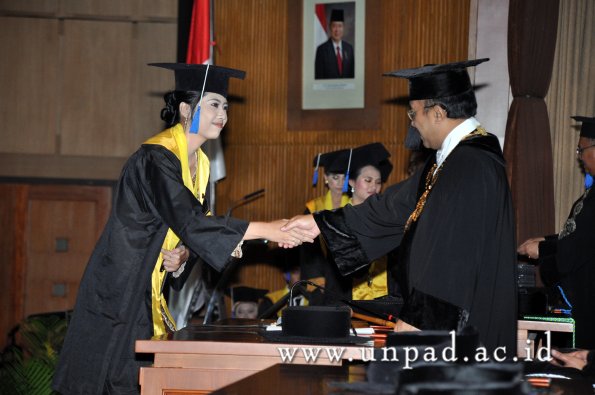 dok-humas-unpad_ilalang-foto_wisuda-gel-1-2010-2011_d3-fisip_164