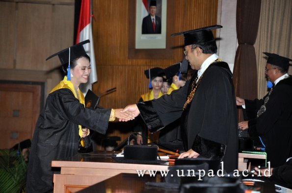 dok-humas-unpad_ilalang-foto_wisuda-gel-1-2010-2011_d3-fisip_165