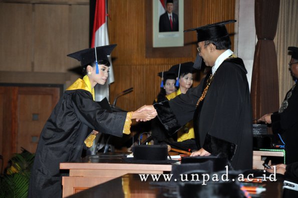 dok-humas-unpad_ilalang-foto_wisuda-gel-1-2010-2011_d3-fisip_166