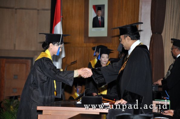 dok-humas-unpad_ilalang-foto_wisuda-gel-1-2010-2011_d3-fisip_167