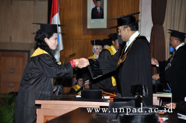 dok-humas-unpad_ilalang-foto_wisuda-gel-1-2010-2011_d3-fisip_168