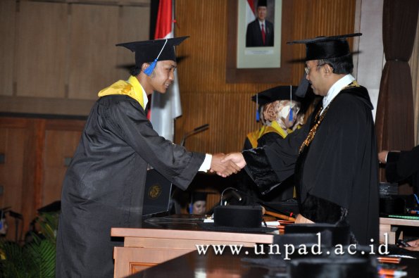 dok-humas-unpad_ilalang-foto_wisuda-gel-1-2010-2011_d3-fisip_169