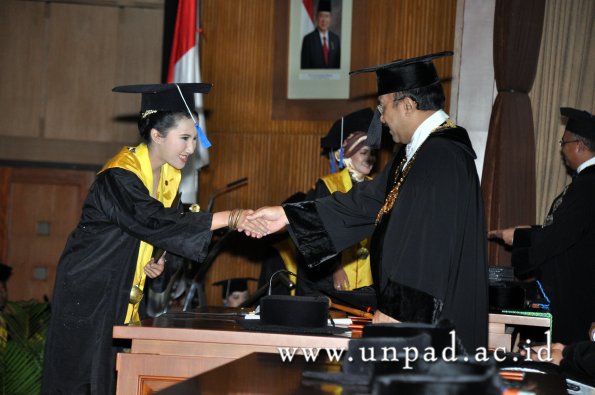 dok-humas-unpad_ilalang-foto_wisuda-gel-1-2010-2011_d3-fisip_171