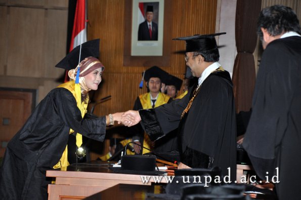 dok-humas-unpad_ilalang-foto_wisuda-gel-1-2010-2011_d3-fisip_172