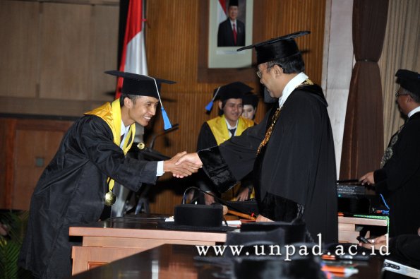 dok-humas-unpad_ilalang-foto_wisuda-gel-1-2010-2011_d3-fisip_173