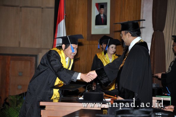 dok-humas-unpad_ilalang-foto_wisuda-gel-1-2010-2011_d3-fisip_174