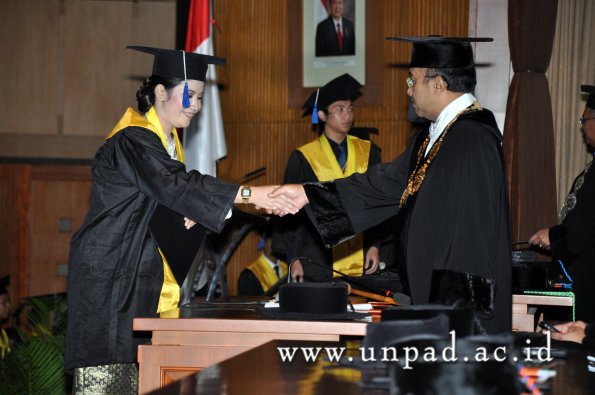 dok-humas-unpad_ilalang-foto_wisuda-gel-1-2010-2011_d3-fisip_175