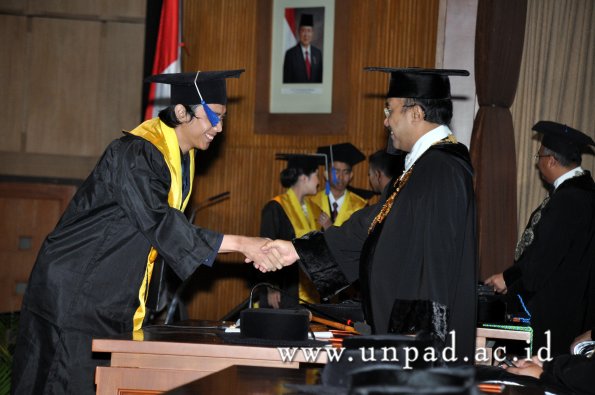 dok-humas-unpad_ilalang-foto_wisuda-gel-1-2010-2011_d3-fisip_176