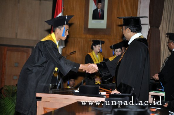 dok-humas-unpad_ilalang-foto_wisuda-gel-1-2010-2011_d3-fisip_177