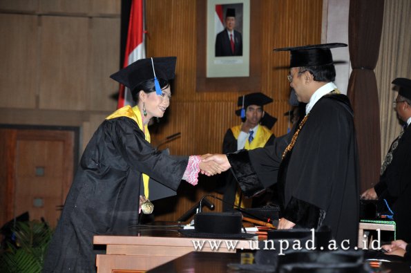 dok-humas-unpad_ilalang-foto_wisuda-gel-1-2010-2011_d3-fisip_180