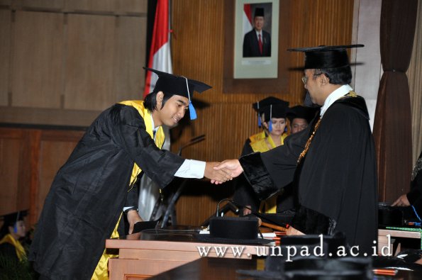 dok-humas-unpad_ilalang-foto_wisuda-gel-1-2010-2011_d3-fisip_182