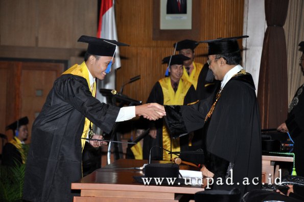 dok-humas-unpad_ilalang-foto_wisuda-gel-1-2010-2011_d3-fisip_193