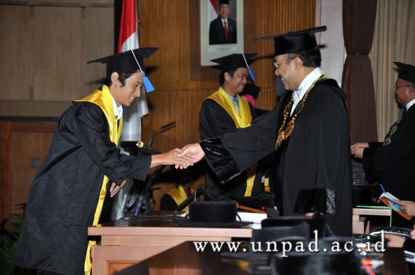 dok-humas-unpad_ilalang-foto_wisuda-gel-1-2010-2011_d3-fisip_221