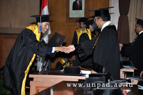 dok-humas-unpad_ilalang-foto_wisuda-gel-1-2010-2011_d3-fisip_225