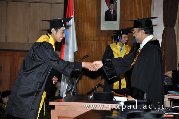 dok-humas-unpad_ilalang-foto_wisuda-gel-1-2010-2011_d3-fisip_226