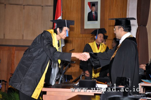 dok-humas-unpad_ilalang-foto_wisuda-gel-1-2010-2011_d3-fisip_227