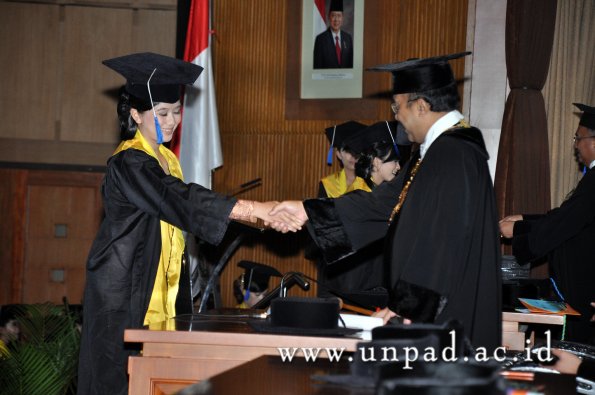 dok-humas-unpad_ilalang-foto_wisuda-gel-1-2010-2011_d3-fisip_230