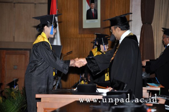 dok-humas-unpad_ilalang-foto_wisuda-gel-1-2010-2011_d3-fisip_232