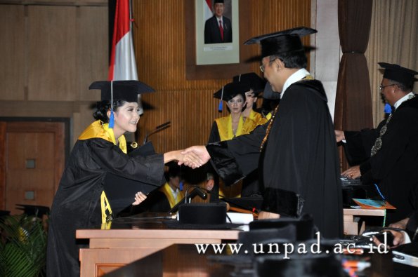 dok-humas-unpad_ilalang-foto_wisuda-gel-1-2010-2011_d3-fisip_237