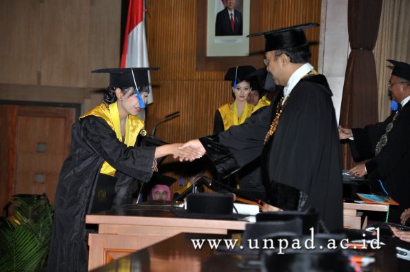 dok-humas-unpad_ilalang-foto_wisuda-gel-1-2010-2011_d3-fisip_238