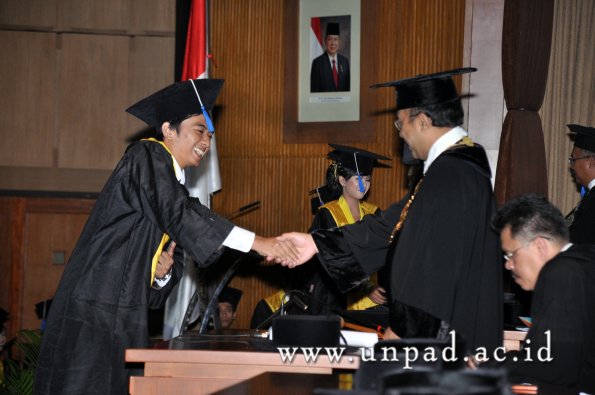 dok-humas-unpad_ilalang-foto_wisuda-gel-1-2010-2011_d3-fisip_246