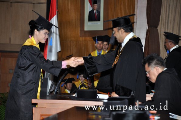 dok-humas-unpad_ilalang-foto_wisuda-gel-1-2010-2011_d3-fisip_248