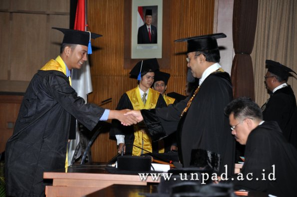 dok-humas-unpad_ilalang-foto_wisuda-gel-1-2010-2011_d3-fisip_250