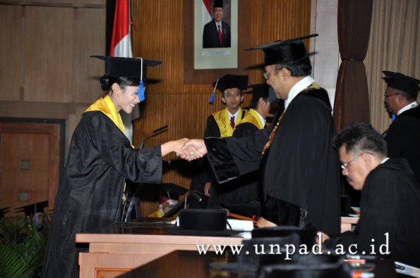 dok-humas-unpad_ilalang-foto_wisuda-gel-1-2010-2011_d3-fisip_253