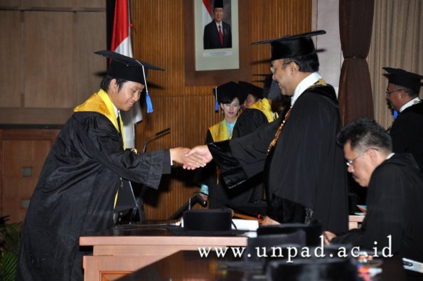 dok-humas-unpad_ilalang-foto_wisuda-gel-1-2010-2011_d3-fisip_254