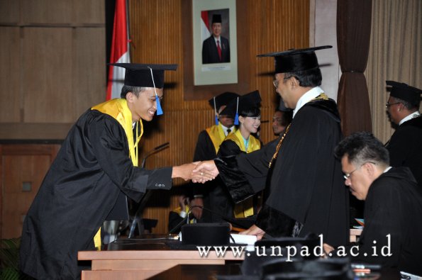 dok-humas-unpad_ilalang-foto_wisuda-gel-1-2010-2011_d3-fisip_255