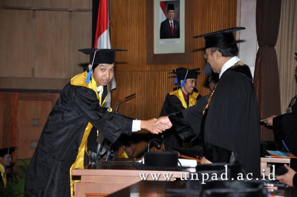 dok-humas-unpad_ilalang-foto_wisuda-gel-1-2010-2011_d3-fisip_260