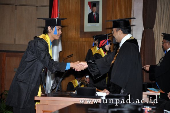 dok-humas-unpad_ilalang-foto_wisuda-gel-1-2010-2011_d3-fisip_269