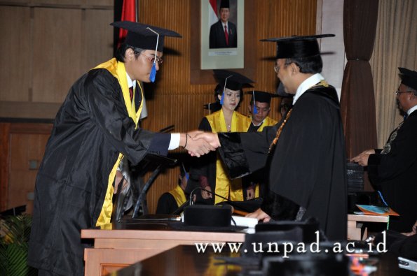 dok-humas-unpad_ilalang-foto_wisuda-gel-1-2010-2011_d3-fisip_271