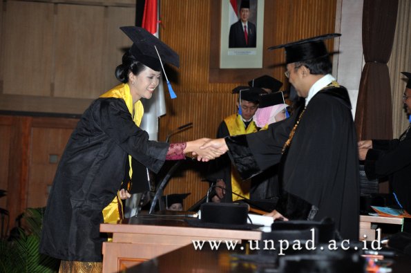 dok-humas-unpad_ilalang-foto_wisuda-gel-1-2010-2011_d3-fisip_272