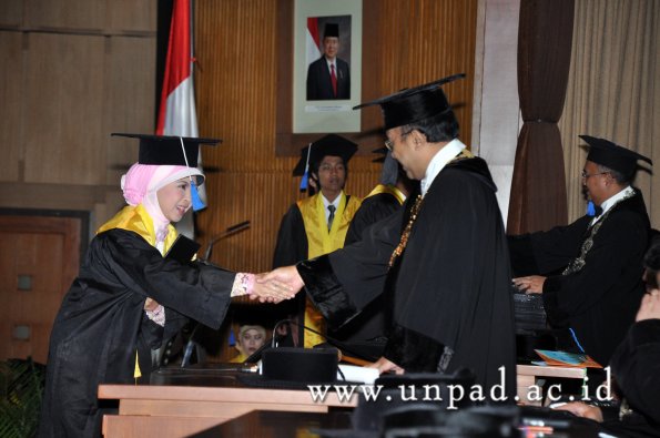 dok-humas-unpad_ilalang-foto_wisuda-gel-1-2010-2011_d3-fisip_273