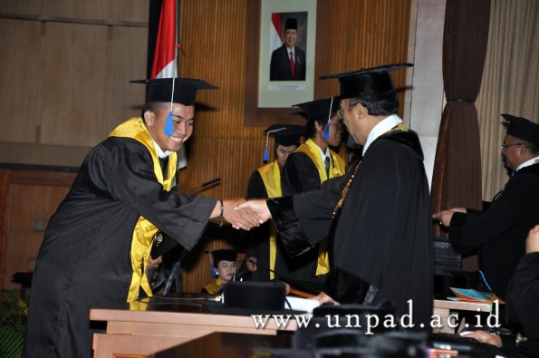 dok-humas-unpad_ilalang-foto_wisuda-gel-1-2010-2011_d3-fisip_274