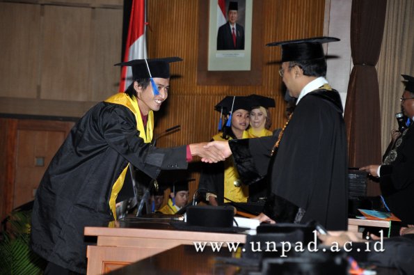 dok-humas-unpad_ilalang-foto_wisuda-gel-1-2010-2011_d3-fisip_276