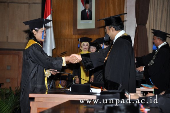 dok-humas-unpad_ilalang-foto_wisuda-gel-1-2010-2011_d3-fisip_277