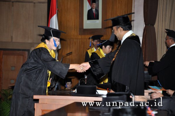 dok-humas-unpad_ilalang-foto_wisuda-gel-1-2010-2011_d3-fisip_280