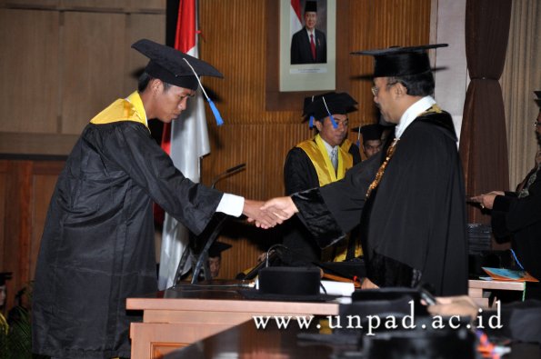 dok-humas-unpad_ilalang-foto_wisuda-gel-1-2010-2011_d3-fisip_282