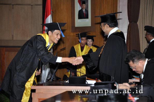 dok-humas-unpad_ilalang-foto_wisuda-gel-1-2010-2011_d3-fisip_284