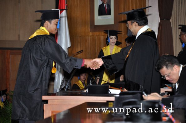 dok-humas-unpad_ilalang-foto_wisuda-gel-1-2010-2011_d3-fisip_285